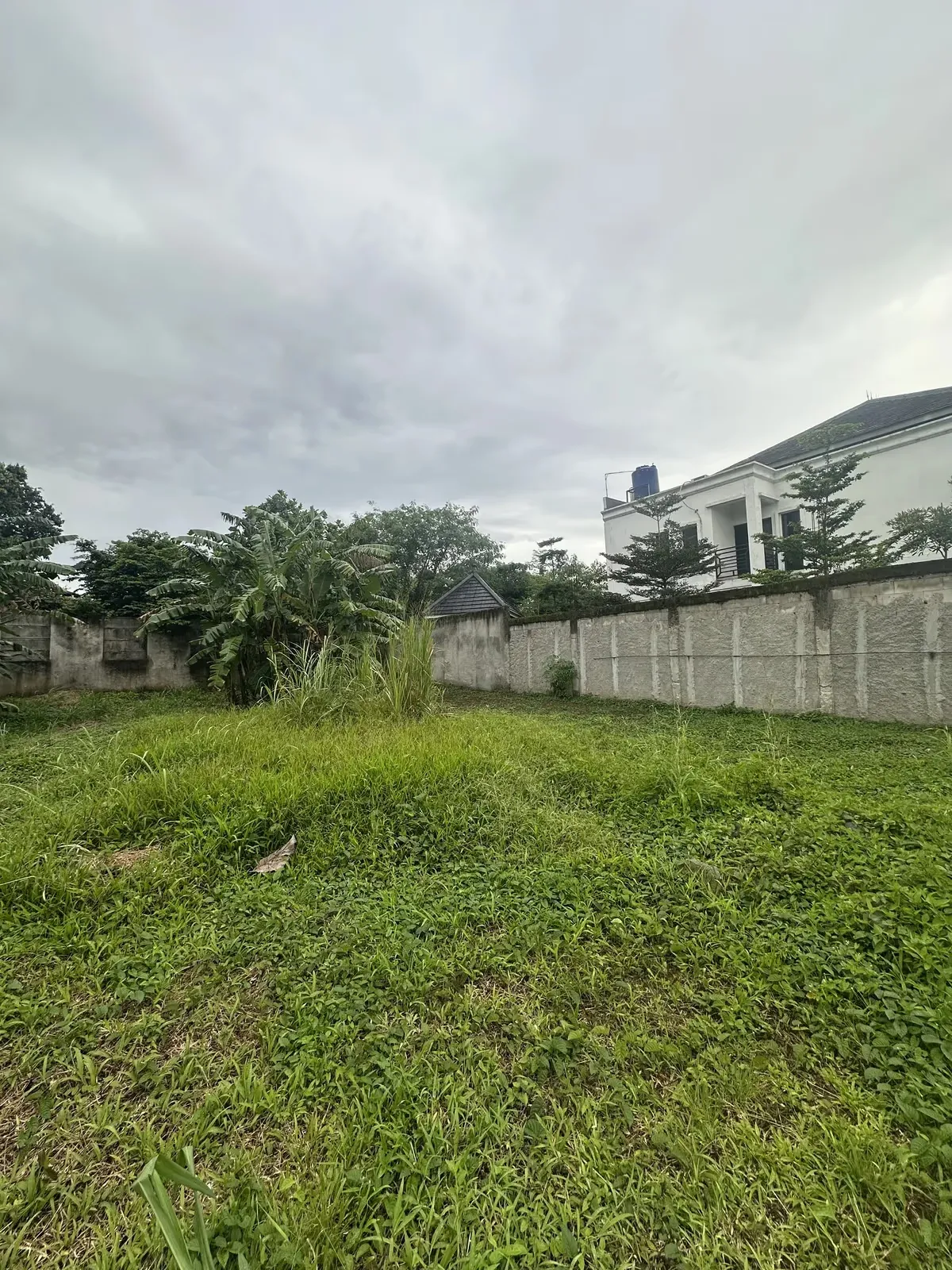 Tampak depan tanah dijual 553 m² di Bakti Jaya, Setu, Tangerang Selatan — lebar 20 meter